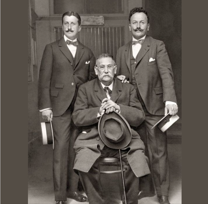 Los hermanos Álvarez Quintero y Benito Pérez Galdós, hacia 1916